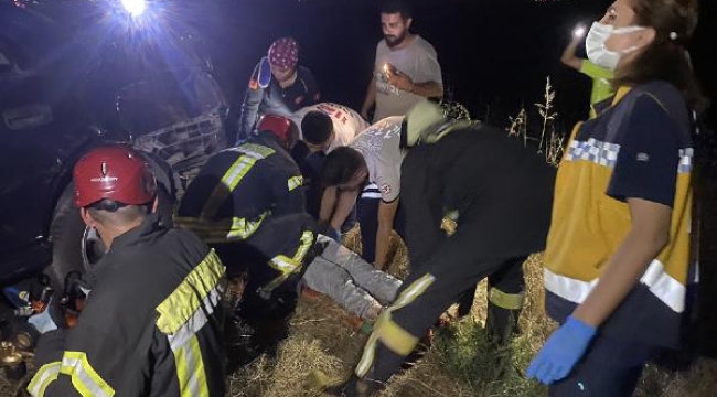 Aarka koltuktan fırlayıp aracın altında kaldı