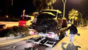 Ağaca ve aydınlatma direğine çarptı: 2 ölü