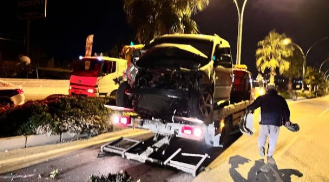 Ağaca ve aydınlatma direğine çarptı: 2 ölü