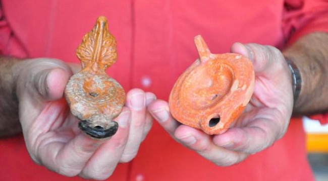 Aigai Antik Kenti'nde 2 bin 500 yıllık kandiller bulundu