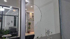 AK Parti binasına taşlı saldırıda bulunan şüpheli kamerada