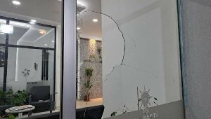AK Parti İl Başkanlığı binasına taşlı saldırı şüphelisi adli kontrolle serbest