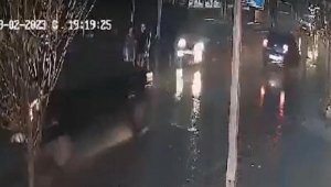 Anne ve kızına otomobil çarptı, o anlar kamerada