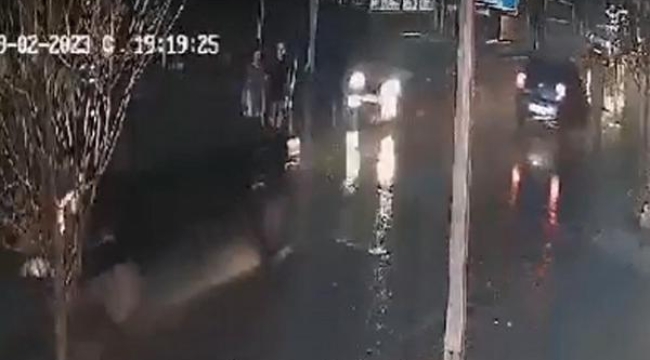 Anne ve kızına otomobil çarptı, o anlar kamerada