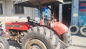 Babasının kullandığı traktörün altında öldü