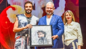 Başkan Pehlivan, Sefo'ya çömlekten gramafon hediye etti