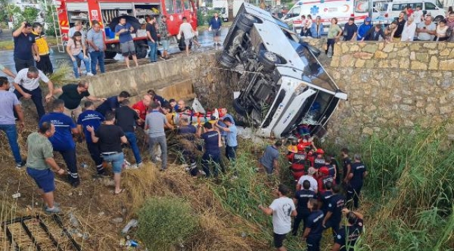 Bodrum'da, işçi servisi dere yatağına uçtu