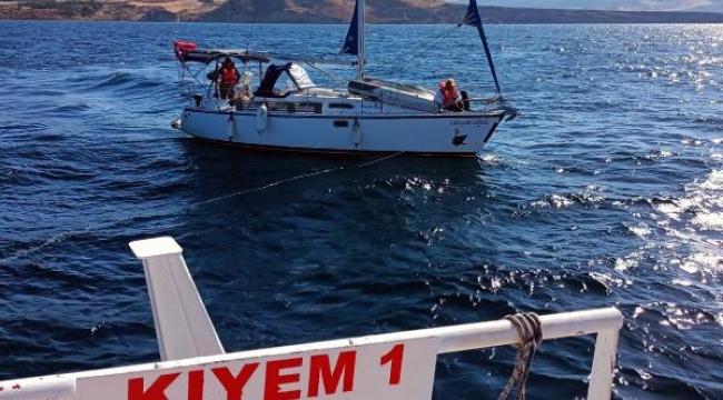 Çanakkale Boğazı'nda sürüklenen yelkenli tekne kurtarıldı