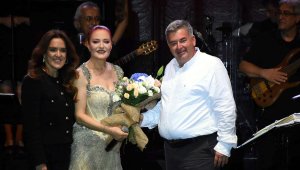 Çeşmeliler kurtuluş gününü Candan Erçetin konseri ile kutladı