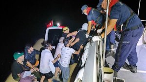 Datça'da lastik botta 18 kaçak göçmen kurtarıldı
