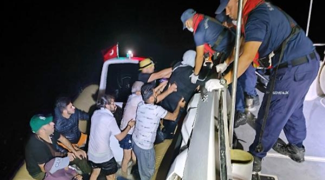 Datça'da lastik botta 18 kaçak göçmen kurtarıldı
