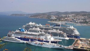 Ege'de ilk seferine çıkan kruvaziyer gemisi, Kuşadası Limanı'na demirledi