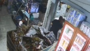 Eski eşini bıçakladığı anlar kamerada