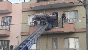 Evinde öldü, cansız bedeni yük asansörüyle taşındı