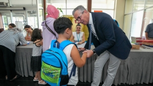 Gaziemir'de 1746 öğrenciye okul çantası