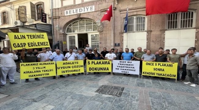 İzmir'de belediye önünde 'S' isyanı
