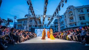 İzmir moda merkezinde fuar öncesi hazırlık defilesi