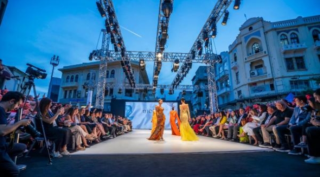 İzmir moda merkezinde fuar öncesi hazırlık defilesi