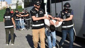 İzmir'de, adliye önündeki çatışmada 20 şüpheli adliyede