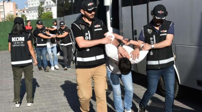 İzmir'de, adliye önündeki çatışmada 20 şüpheli adliyede