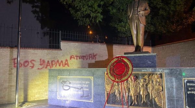 İzmir'de, Atatürk Anıtı'na sprey boyalı saldırı