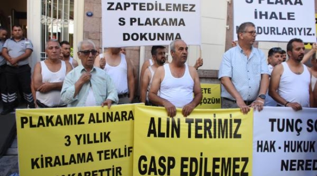 İzmir'de belediye önünde 'atletli' eylem