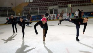 İzmir'de buz pateni sezonu açıldı! Her yaştan İzmirliye davet