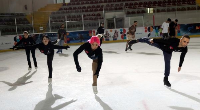 İzmir'de buz pateni sezonu açıldı! Her yaştan İzmirliye davet