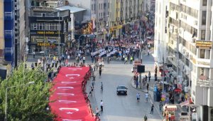 İzmir'de dev Türk bayrağı ile 'Zafer Yürüyüşü'