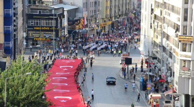 İzmir'de dev Türk bayrağı ile 'Zafer Yürüyüşü'