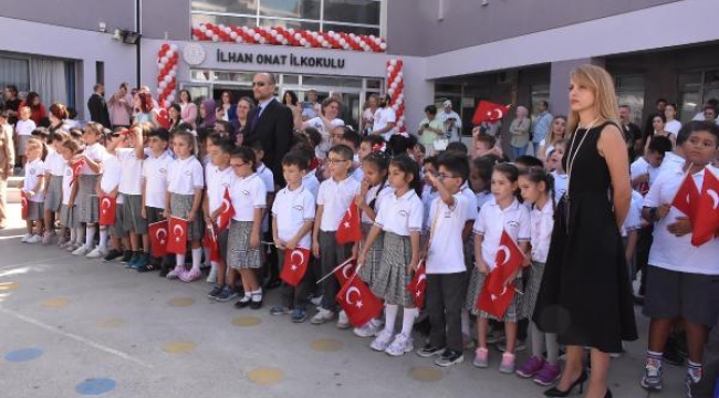 İzmir'de 'ilk gün' heyecanı; 736 bin 186 öğrenci dersbaşı yaptı