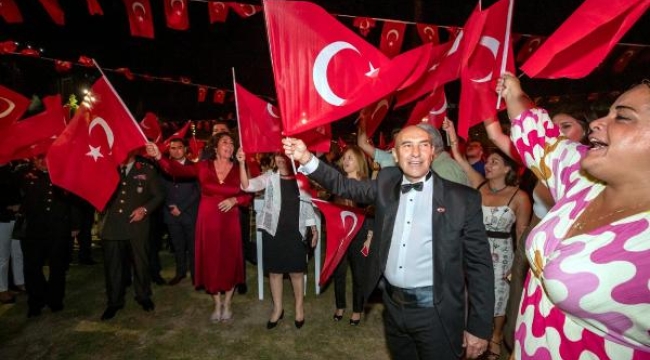 İzmir'de kurtuluş günü kutlamaları resepsiyonla başladı