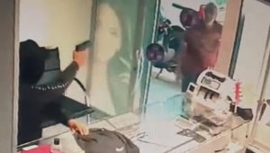 İzmir'de silahlı soygun anı kamerada