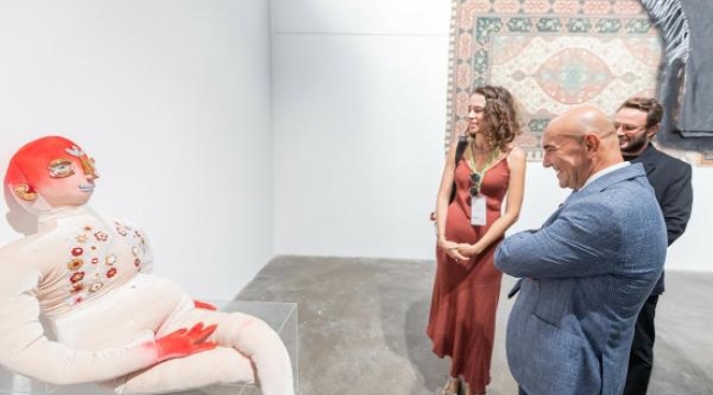 İzmir'de Uluslararası Tekstil Bienali açıldı