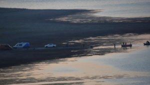 İzmir'de yangın helikopteri baraja düştü  