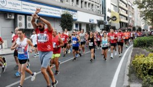İzmir'de yarı maraton zamanı