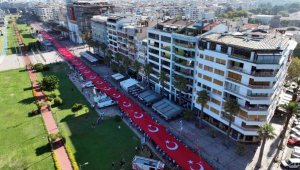 İzmir'in kurtuluşunda 350 metrelik Türk bayrağı