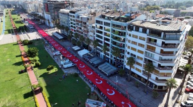 İzmir'in kurtuluşunda 350 metrelik Türk bayrağı
