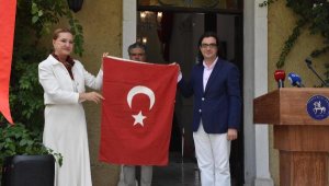 İzmir'in kurtuluşunda elde dikilen Türk bayrağı