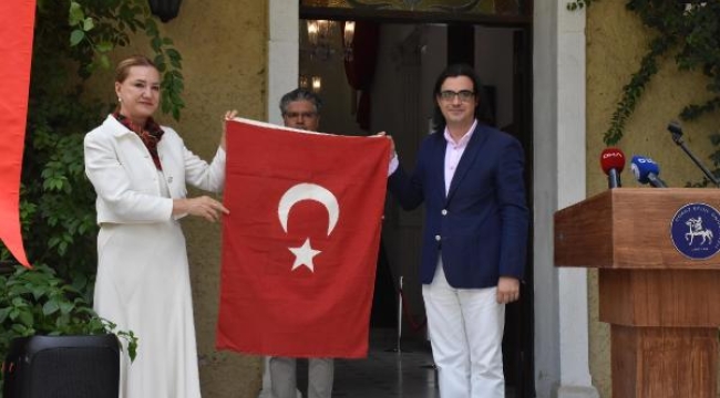İzmir'in kurtuluşunda elde dikilen Türk bayrağı
