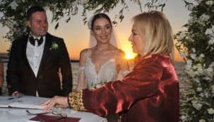 İzmirli avukat ve müzisyen hayatlarını birleştirdi