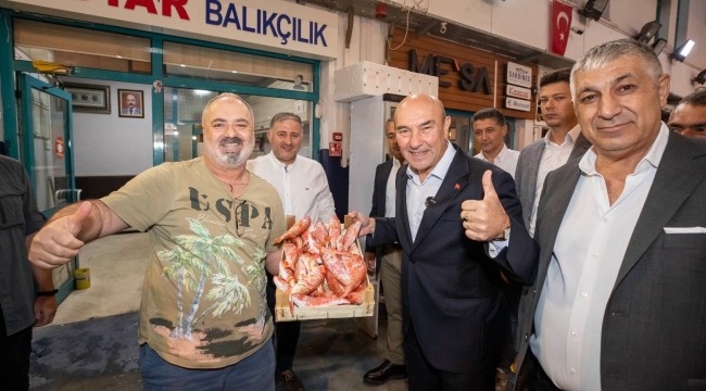 İzmirli balıkçılar sezonu açtı, siftahı Başkan Soyer yaptı