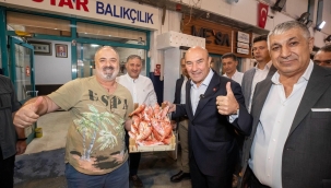 İzmirli balıkçılar sezonu açtı, siftahı Başkan Soyer yaptı