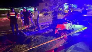 Kadın sürücü direğe çarptı, hayatını kaybetti