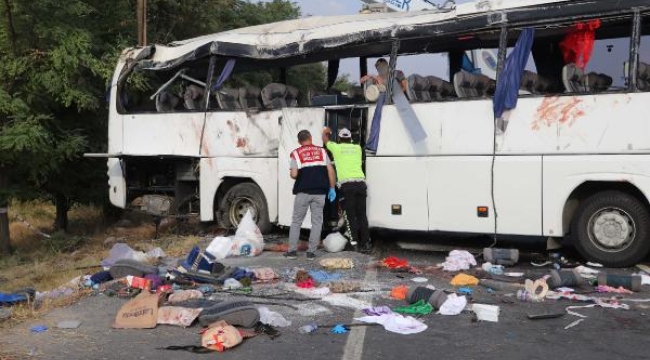 Kamyon, düğün otobüsünü biçti: 6 ölü