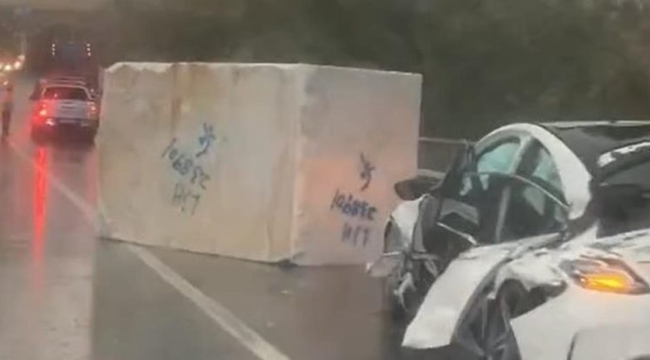 Kamyon kasasından otomobilin üzerine düştü