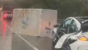 Kamyon kasasından otomobilin üzerine düştü