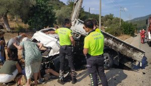 Kamyonet köprüye çarptı: 1 ölü, 1 yaralı