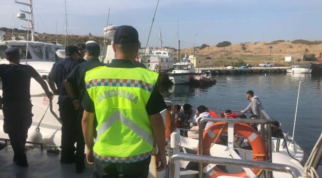 Kaptanı alkollü tekneden 25 kaçak çıktı