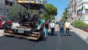 Karabağlar Belediyesi asfaltlıyor, Başkan Selvitopu denetliyor